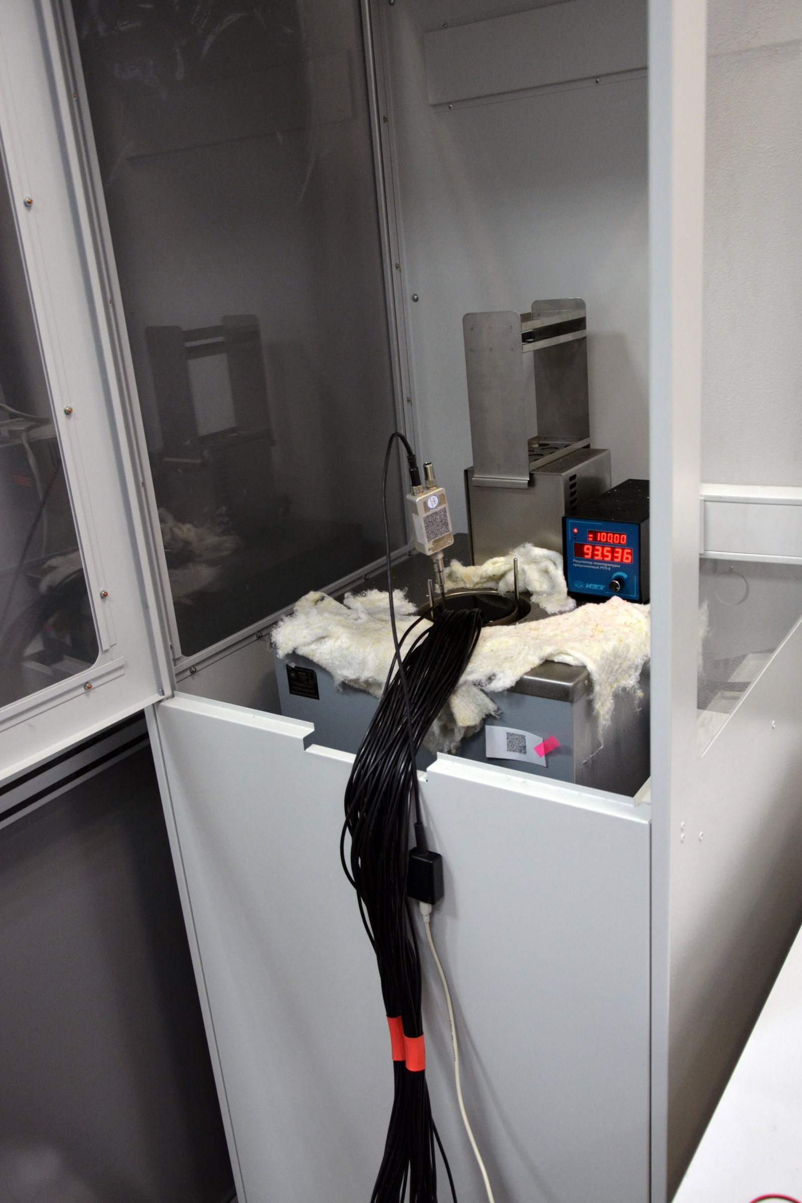 Датчики погружены в масляный термостат, идет нагрев до 100 °C, сейчас температура составляет 93.5 °C  